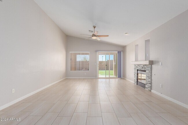 Foto del edificio - 15264 N 102nd St