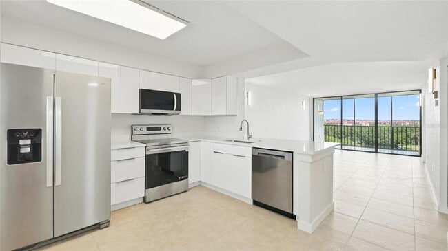 Building Photo - 900 Cove Cay Dr