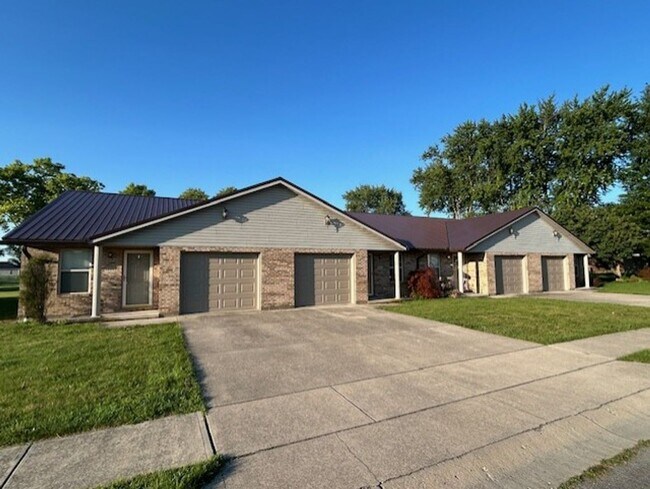 Foto del edificio - Charming 2-Bedroom Ranch in Peaceful Piqua...