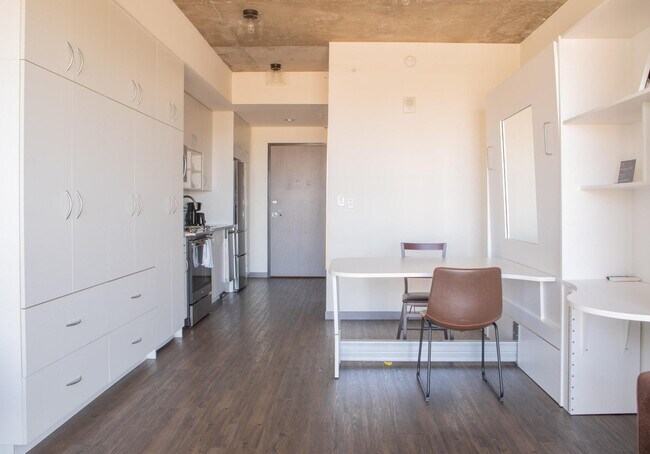 Foto del edificio - 1840 N Farwell Ave