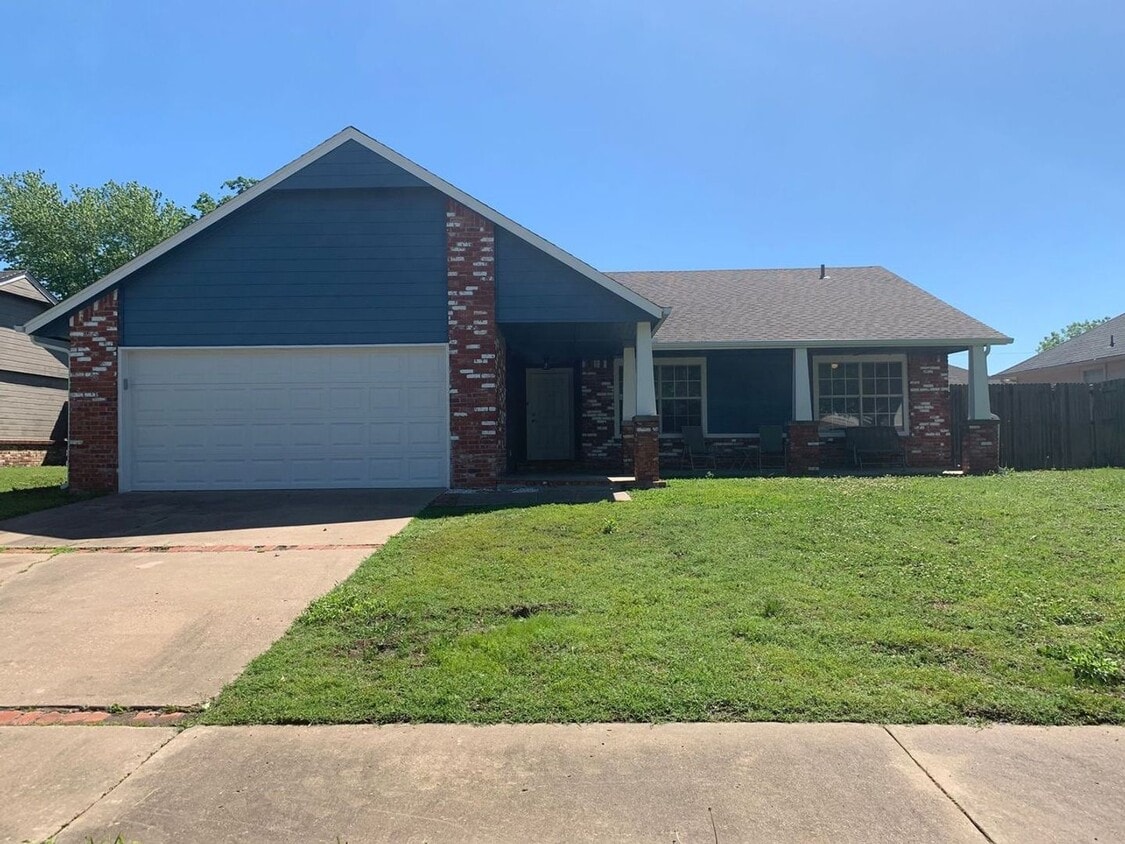 Primary Photo - This delightful rental presents three bedr...