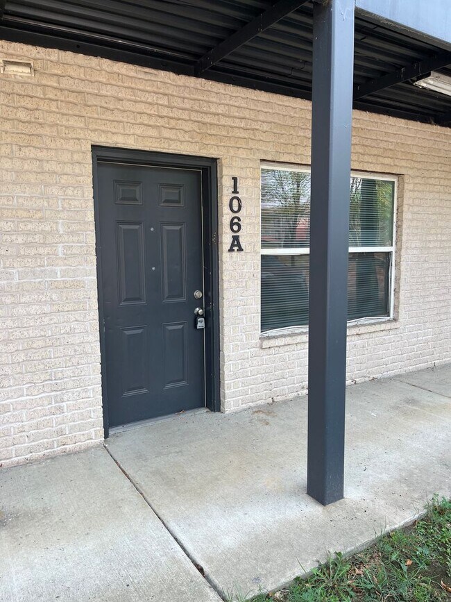 Building Photo - 2515 Martin St
