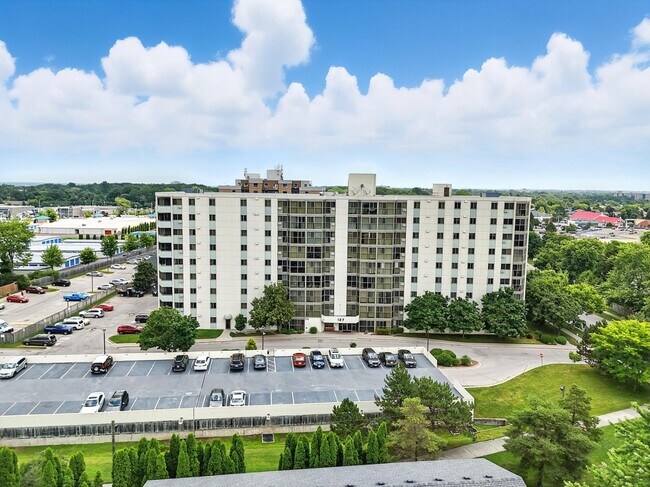 Photo du bâtiment - Available NOW | Top Floor Condo Living with Stunning North-Facing Views