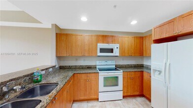 Building Photo - 8999 NW 107 Ct