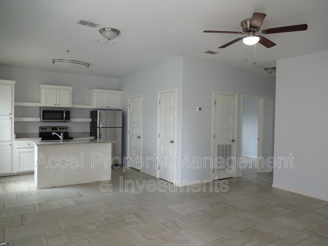 Building Photo - 401 Ebony
