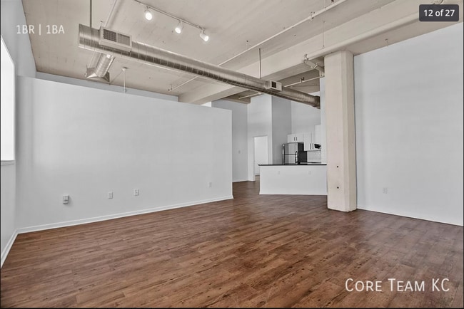 Foto del edificio - 320 W 7th St