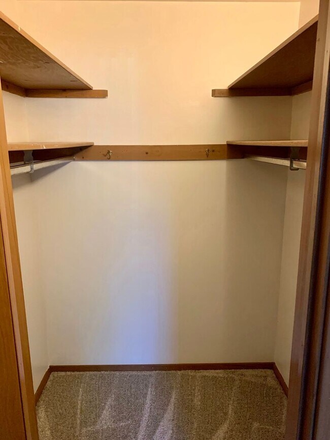 Foto del edificio - 2 Bedroom/1.5 Bathroom Apartment - Second ...