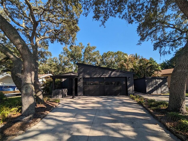 Building Photo - 2257 Lake Dr