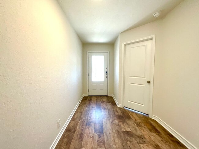 Building Photo - *MOVE IN SPECIAL* Stunning 4/2 Home With Access To Pool, Trails & 24-Hour Fitness Center!