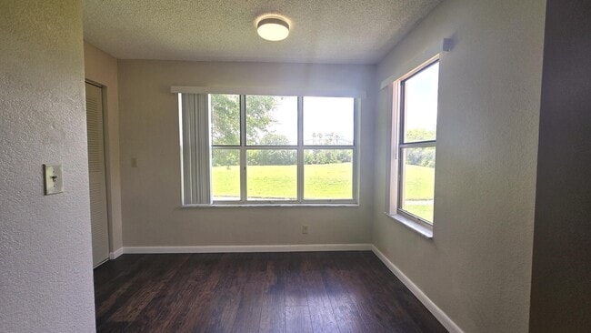 Foto del edificio - 3400 Pinewalk Dr N