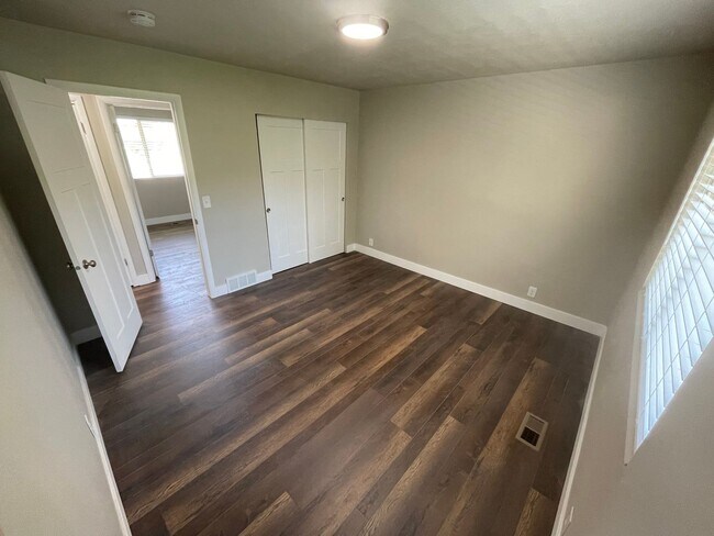 Building Photo - Stunningly Remodeled 4 bedroom home! With ...