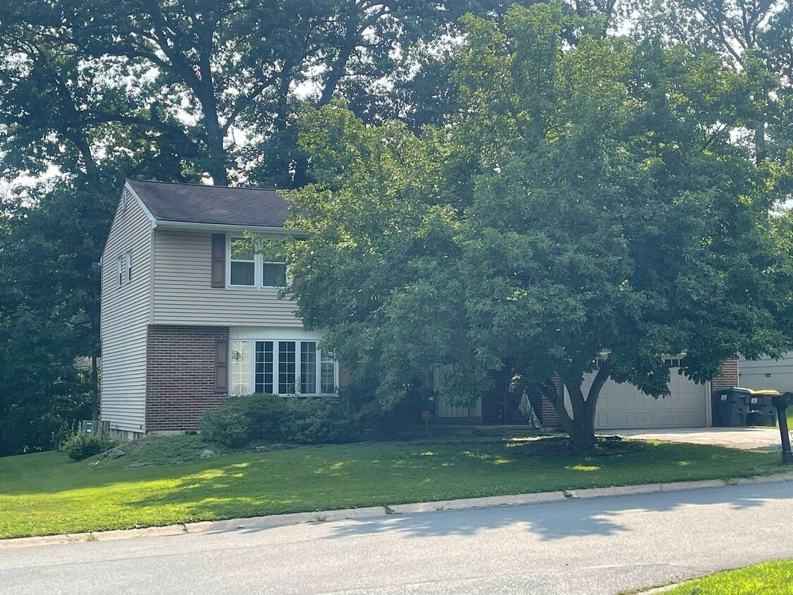 Building Photo - 2619 Majestic Dr