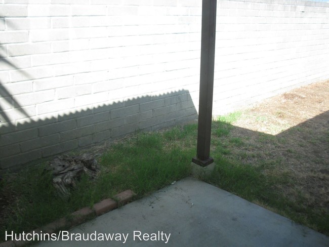 Building Photo - 2220-2222 Reo Dr