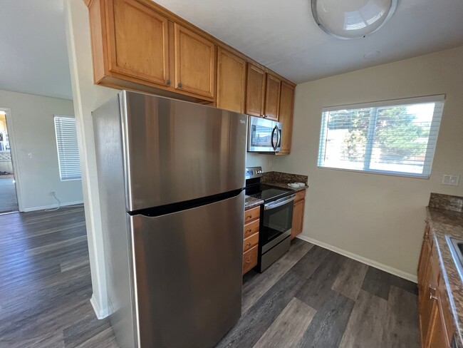 Building Photo - Remodeled 2 bed, 1-1/2 bath Gated Condo in...