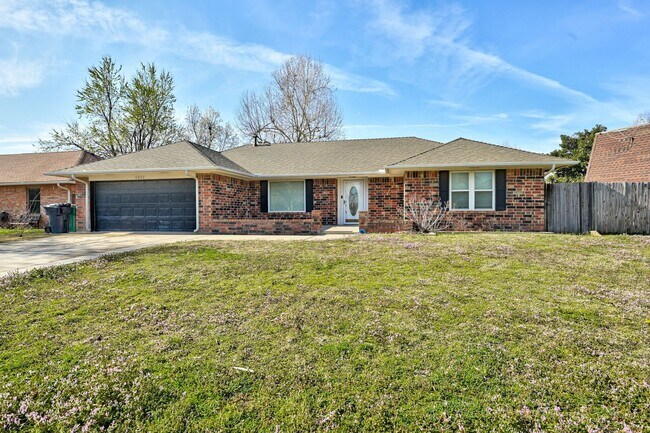 Building Photo - Beautiful 3 Bed 2 Bath home in the heart o...