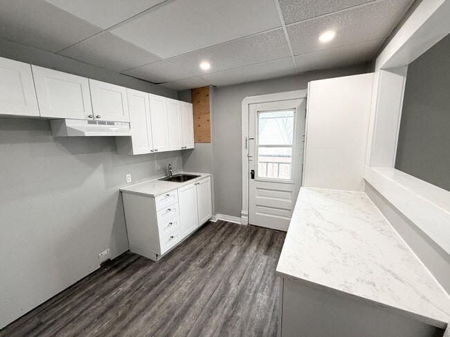 Building Photo - 265 Queen St