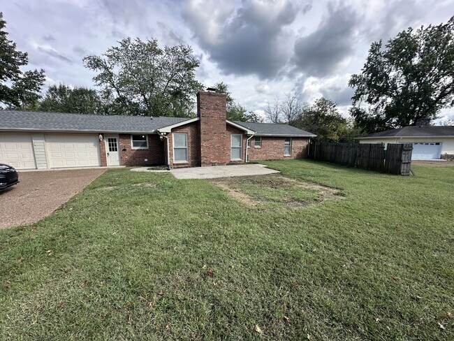 Foto del edificio - 341 Hickory Dr