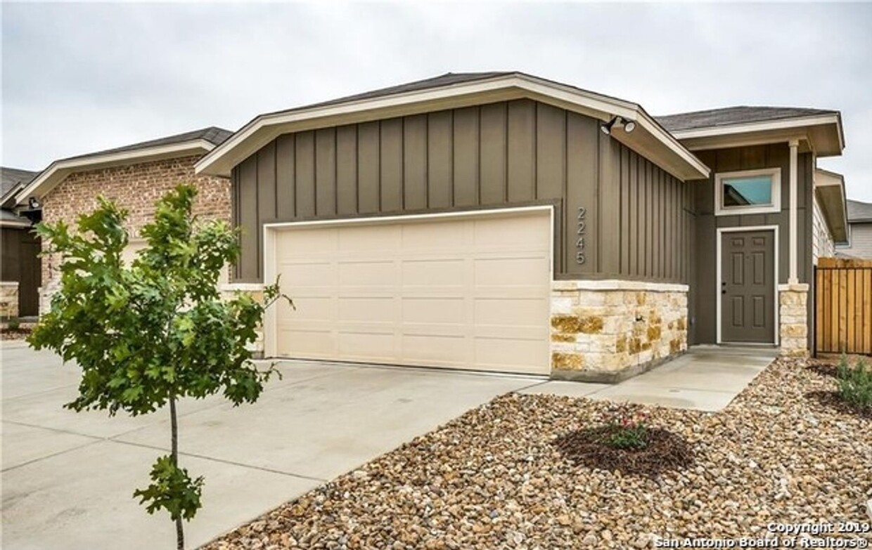 Foto principal - 2243-2245 Avery Village