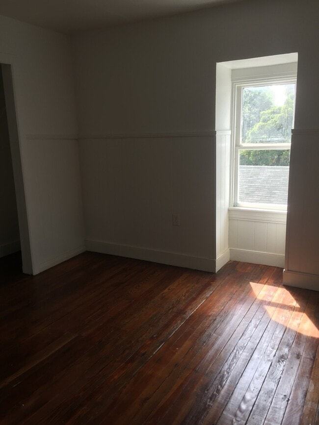 Building Photo - Large 2nd Floor, 4 Bedroom Apartment in York City Near Farquhar Park