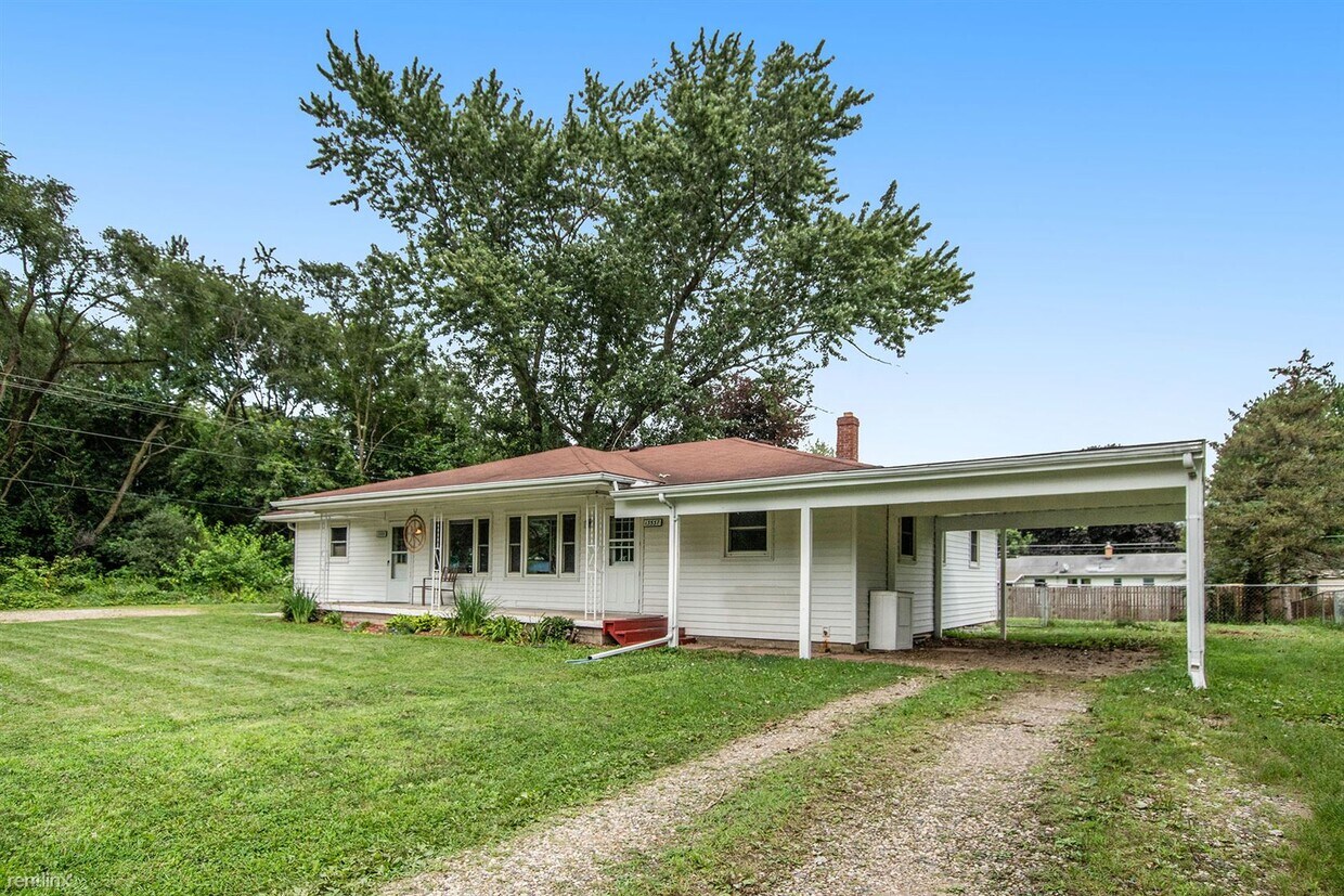 2 br, 1 bath Duplex 13537 W Tremblay Dr Townhome Rentals in Vicksburg MI