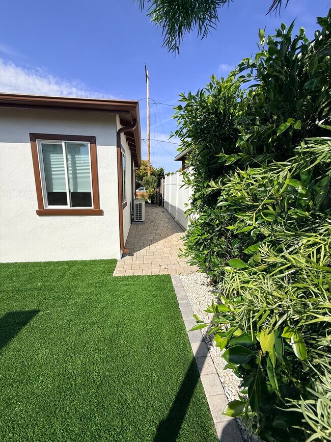 Pasarela lateral - 1346 W 222nd St