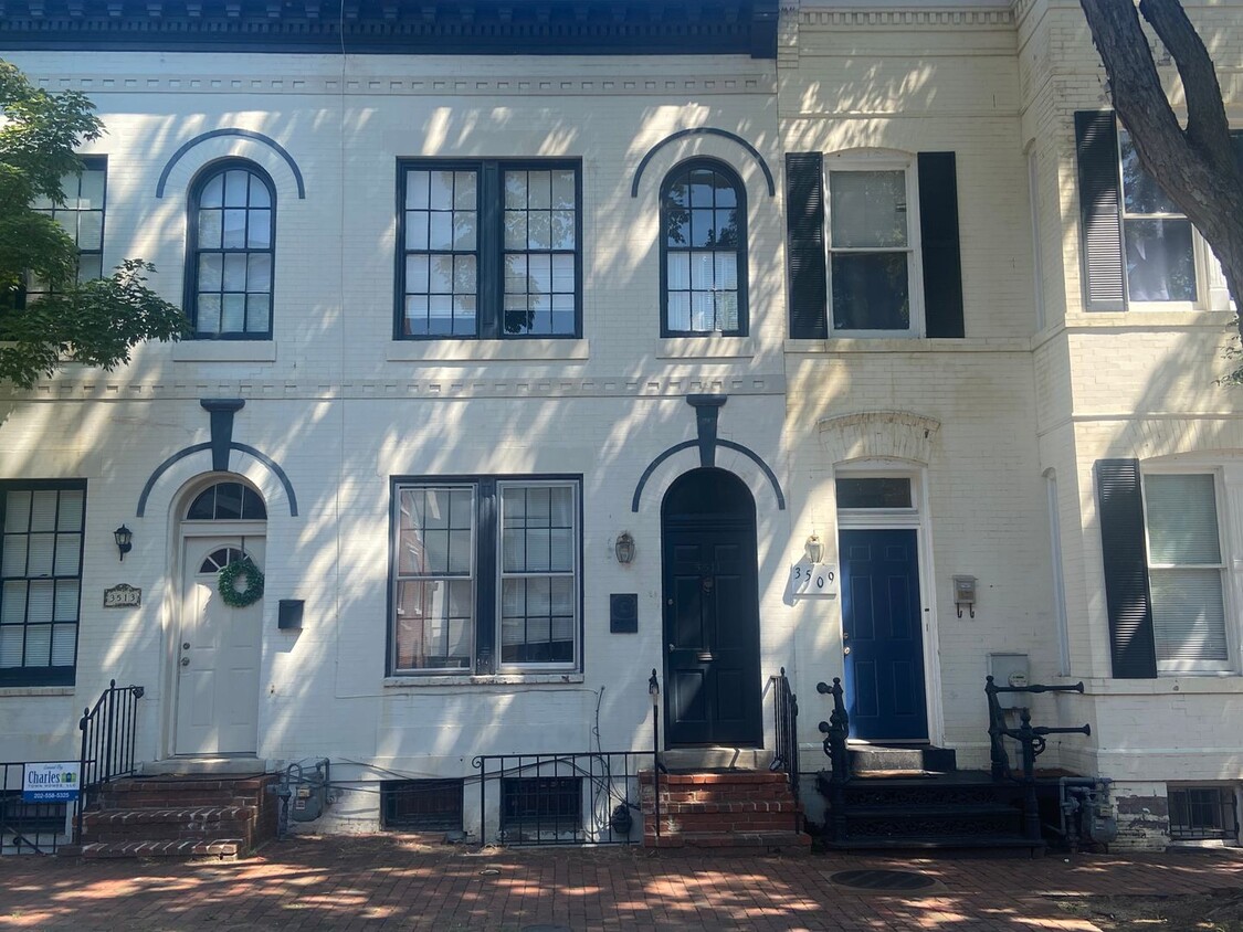 Foto principal - Renovated Georgetown Rowhouse Just Steps A...