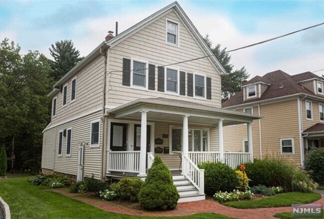 Foto del edificio - 242 Maple Ave