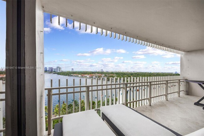 Foto del edificio - 1 Grove Isle Dr