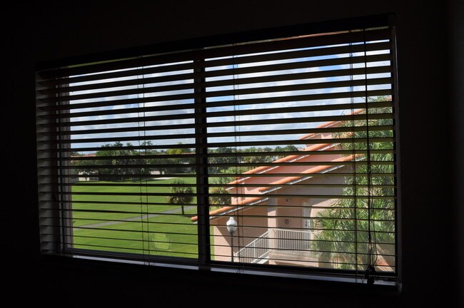 Corner Unit Lots of Natural light - 3450 Pinewalk Dr N