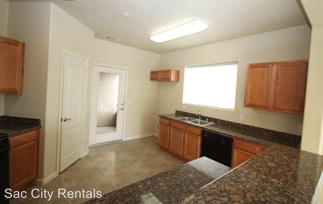 Building Photo - 5562 Tares Cir