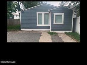 Building Photo - 609 3rd Ave