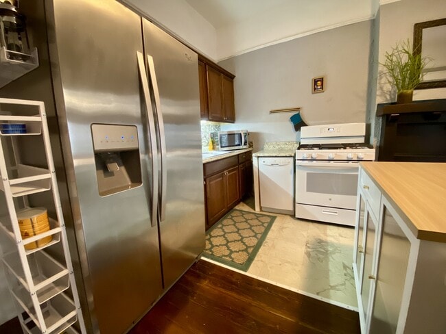 Building Photo - 841 Vedado Way NE