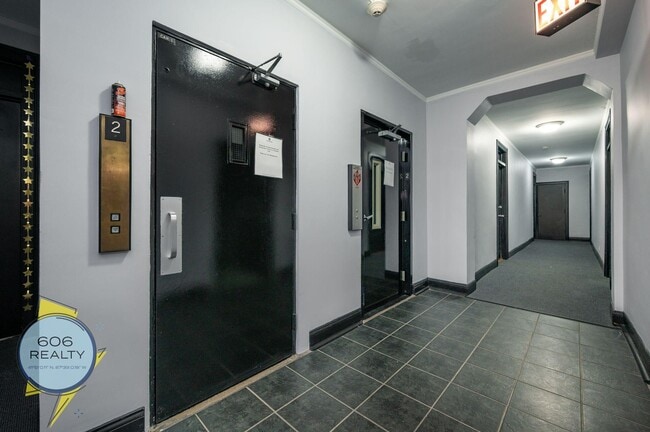 Building Photo - 6930 N Greenview Ave