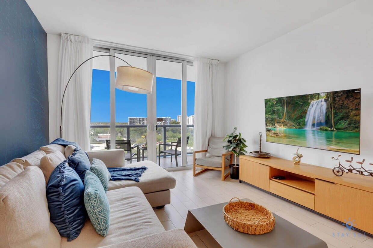 Foto principal - 2602 E Hallandale Beach Blvd