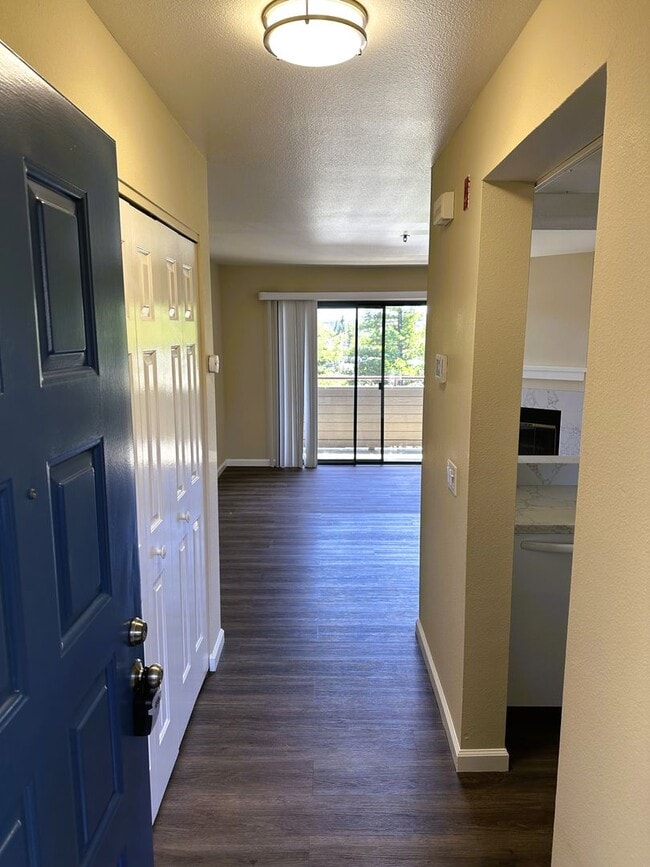 Building Photo - Lovely One Bedroom Condo in Novato