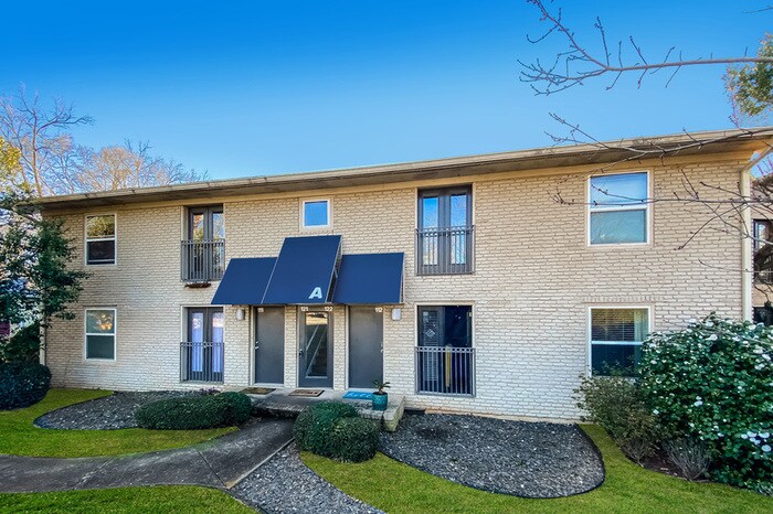 Primary Photo - 2023 Oakview Rd SE
