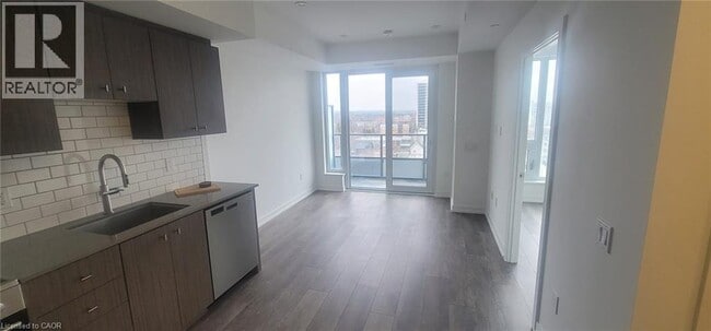 Photo du bâtiment - 5 Wellington St S