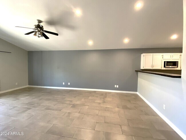 Foto del edificio - 1365 N 87th St