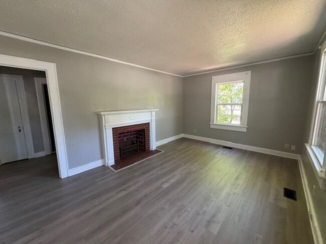 Building Photo - Charming 2 Bedroom 1 Bath close to Wendover and 29!