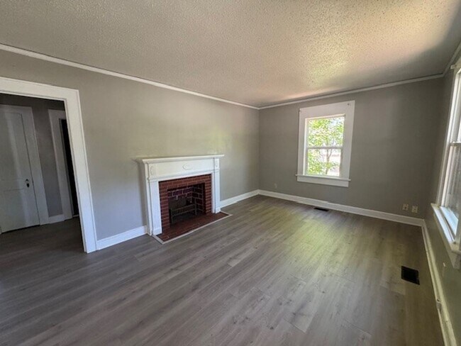 Foto del edificio - Charming 2 Bedroom 1 Bath close to Wendover and 29!