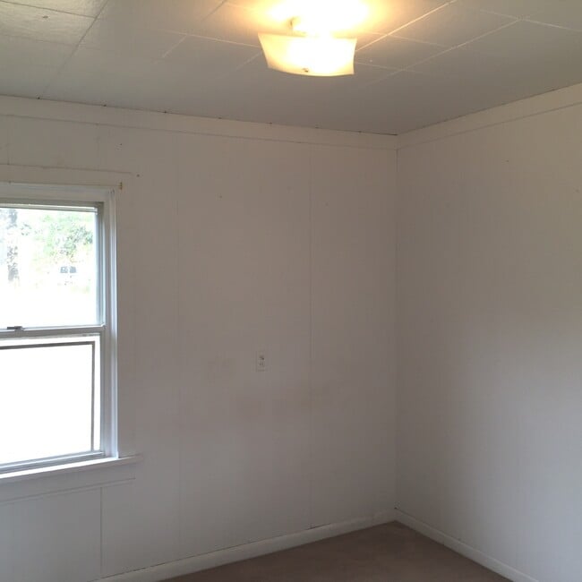 Building Photo - Country Charm Property North Vancouver!