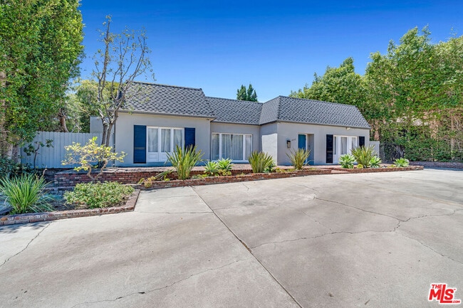 Building Photo - 621 N Bedford Dr