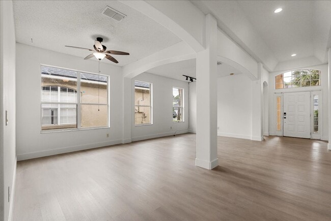 Foto del edificio - Stunning 4-Bedroom Lakefront Pool Home in ...