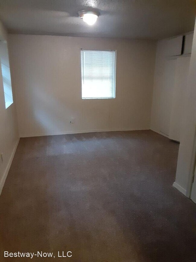Foto del edificio - 1 br, 1 bath House - 705 NE 35th Street