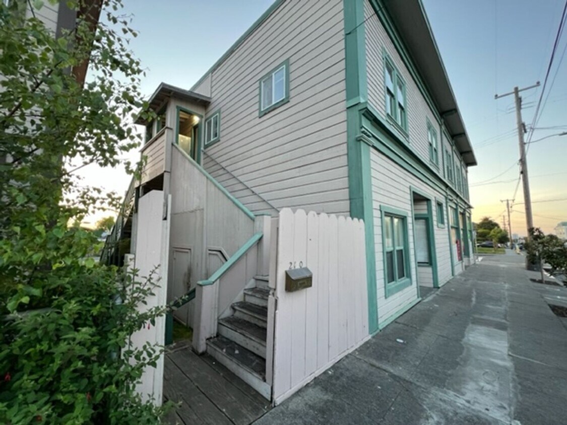 2102 California St Unit 2110 California ST, Eureka, CA 95501 Room for