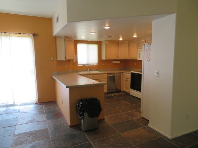 Kitchen - view 1 - 750 Hardy Way