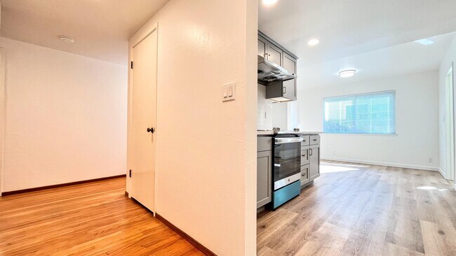 Building Photo - 558 S Park Victoria Dr