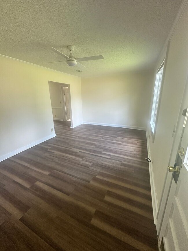 Foto del edificio - Check Out This 3 Bedroom/1 Bath House!