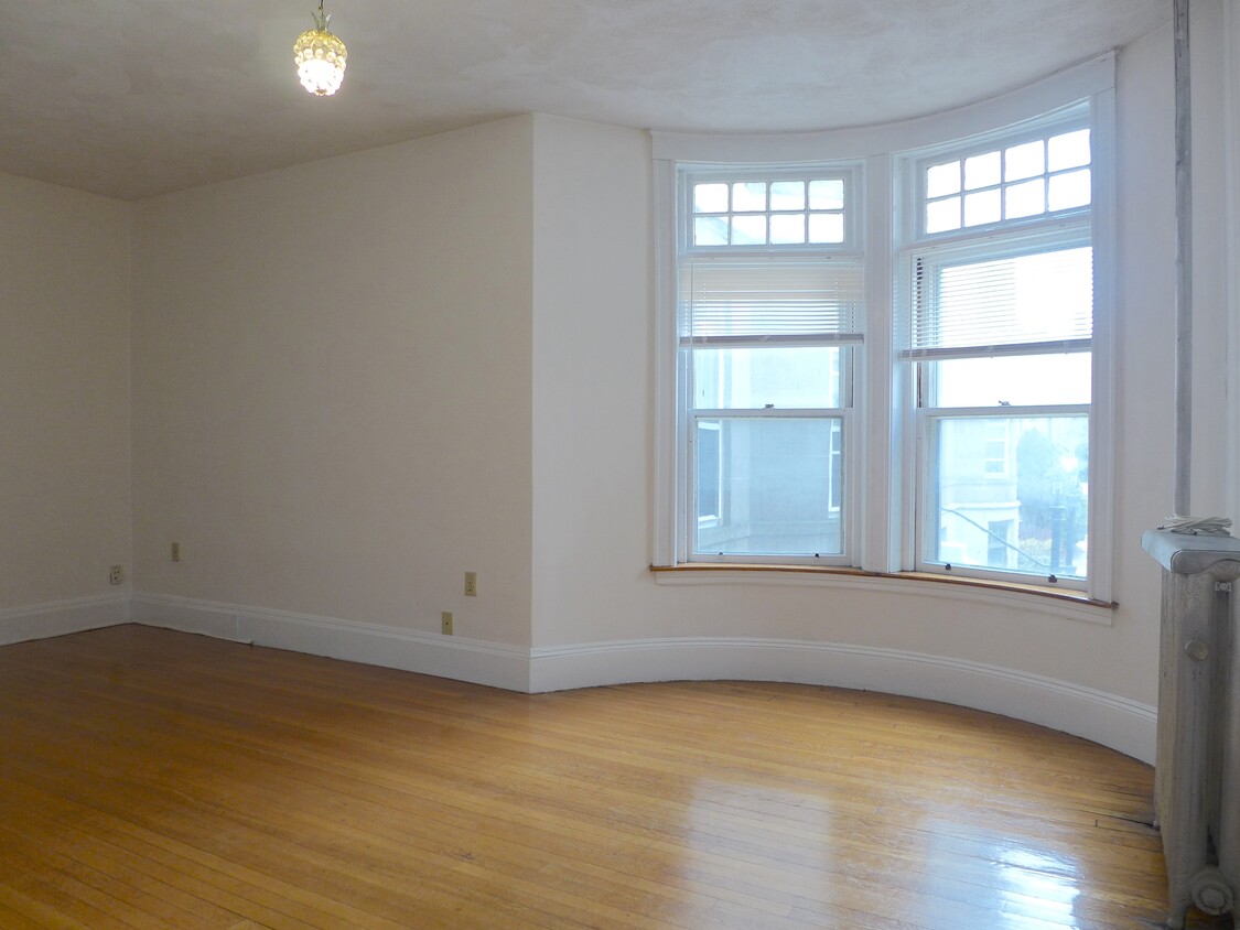 Primary Photo - 185 Winthrop Rd