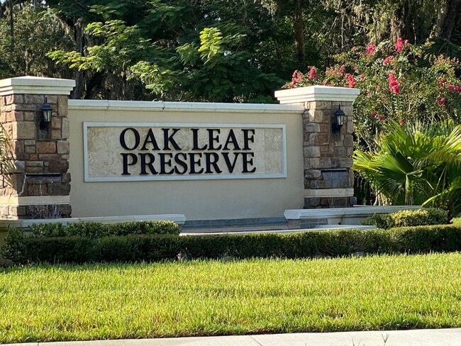 Foto del edificio - 4 Bedroom 2 Bath home in Oak Leaf Preserve...